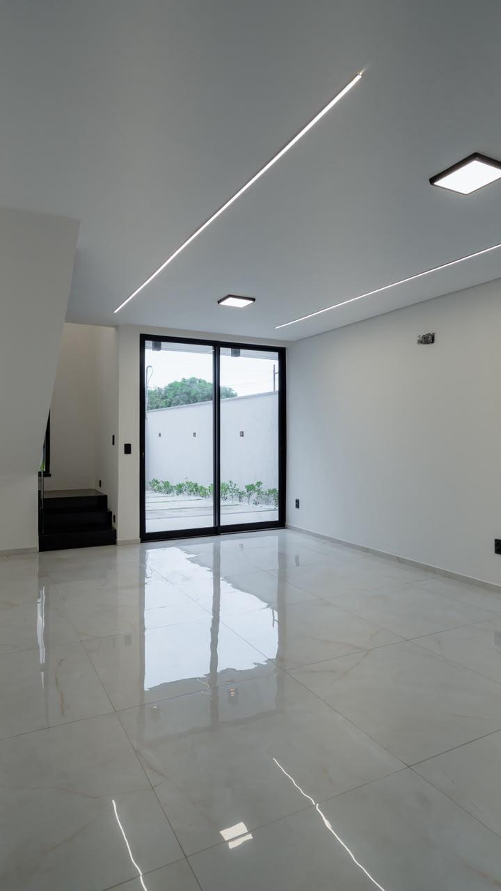 DUPLEX EM RUA PRIVATIVA