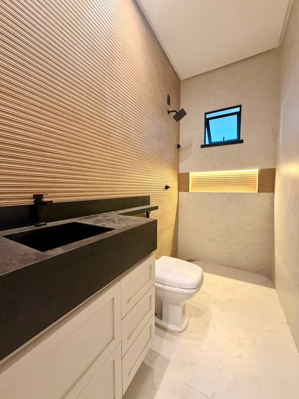 Casa de Alto Padrão com Piscina — Residencial Alphaville Terras, Cidade Alpha